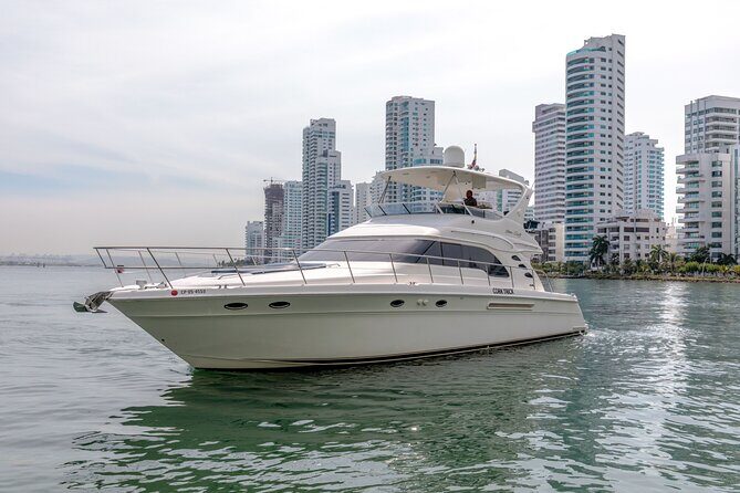 Luxury yacht rental in Cartagena de Indias Sea Ray 56' - Experience the Best of Cartagena from the Water: Luxury Yacht Rental on the Sea Ray 56