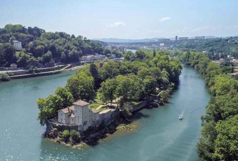 Lyon: from Confluence to Barbe Island by free license boat - Key Points