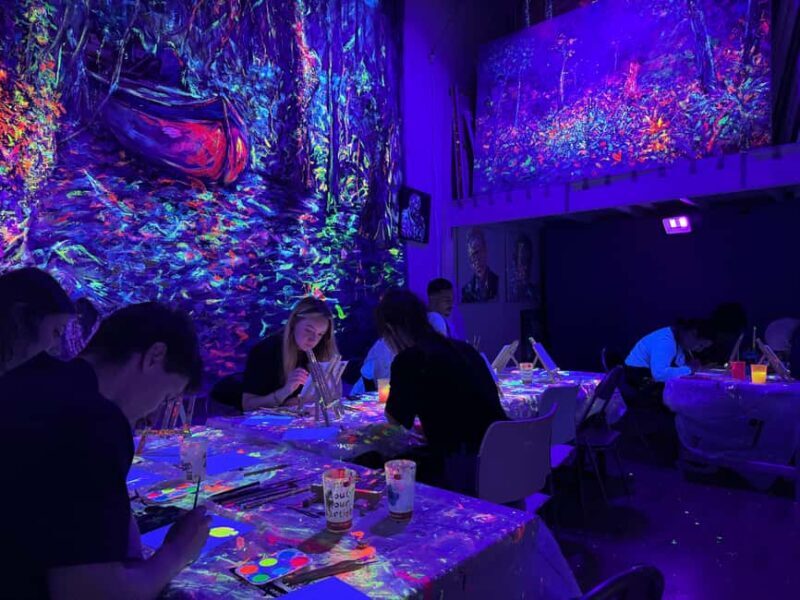 Lyon : Neon painting in an artist's studio - gallery - Lyon: Neon Painting in an Artists Studio - Gallery