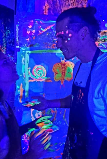 Lyon : Neon painting in an artist's studio - gallery - Key Points