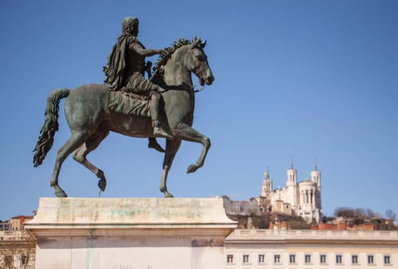 Lyon: Old Town Food Tour with 6 French Food Tastings & Wine - The Guide and the Group Experience
