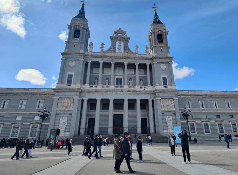 Madrid: Guided tour of the Royal Palace in French - Architectural and Artistic Highlights