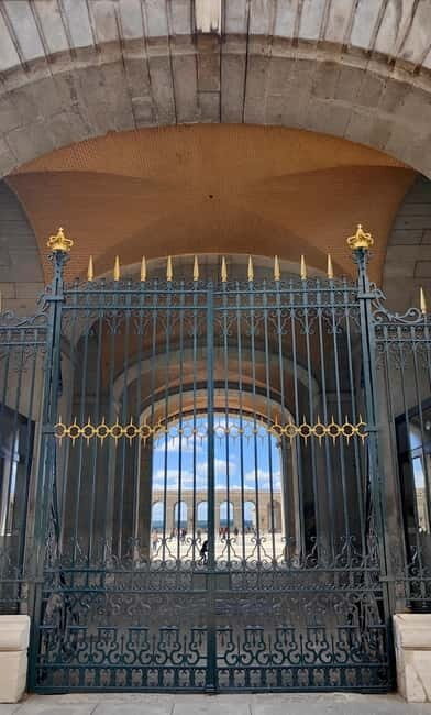 Madrid: Guided tour of the Royal Palace in French - Practicalities & Tips