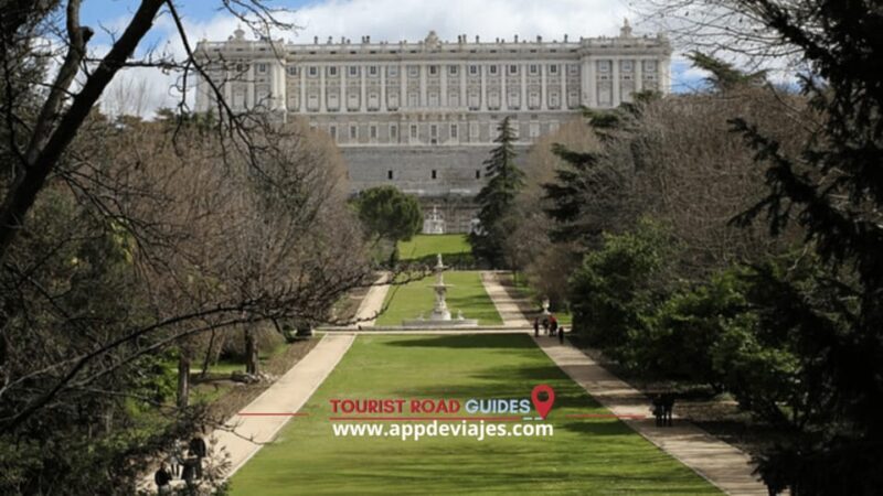 Madrid: Private Walking Tour 4 hours with Royal Palace - Key Points