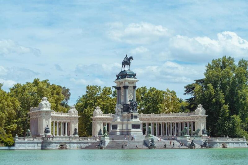 Madrid: Retiro Park Guided Walking Tour with Gourmet Tapas - Exploring Retiro Park: An Urban Sanctuary