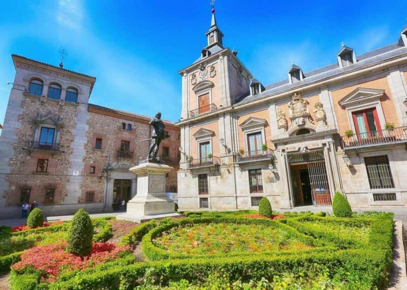 Madrid Walking Tour: Sol, Plaza Mayor,Royal Palace, Gran Via - Discovering Sol Square