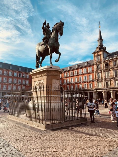 Madrid: Welcome to Madrid Guided Walking Tour in English - Key Points