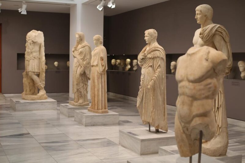 Majestic Christmas Walking Tour in Heraklion - The Itinerary in Detail