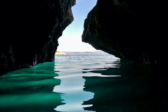 Makarska: 3-Island Speedboat Tour with Cave and Blue Lagoon - Key Points