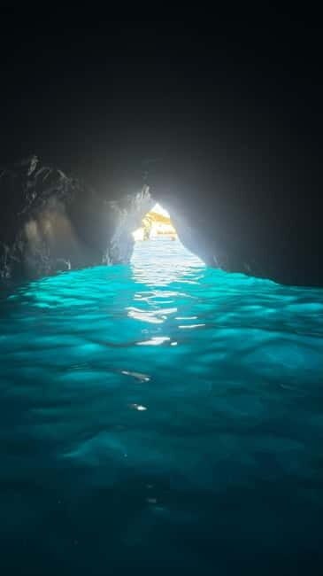 Makarska: Private halfday boat tour ,Hvar,small blue Cave - Key Points