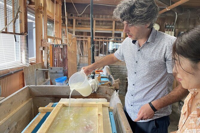 Make traditional Tosa washi paper using a recycling technique - Key Points