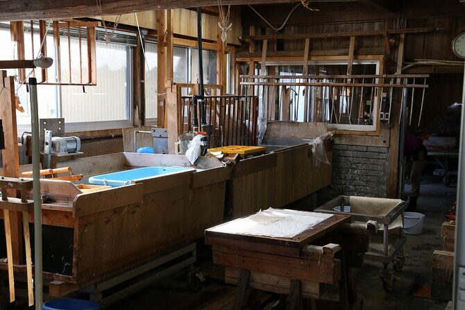 Make traditional Tosa washi paper using a recycling technique - Exploring the Tosa Washi Paper Tour in Kochi