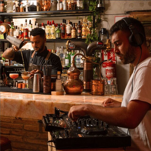 Málaga: Top - Cocktail guided tour - Málaga’s Top - Cocktail Guided Tour: A Flavorful Night Out in Andalusia
