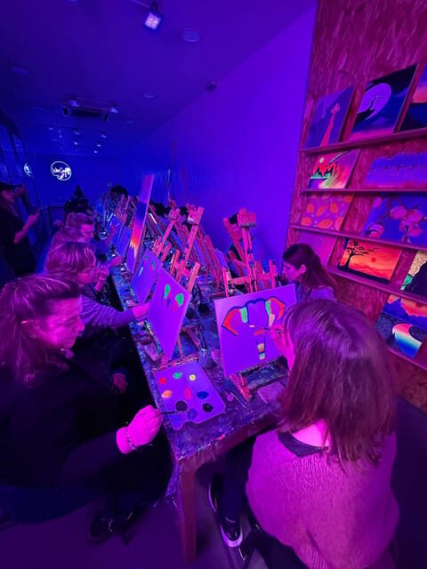 Málaga: Wine Gogh Glow Academy Paint and Sip Class - Key Points
