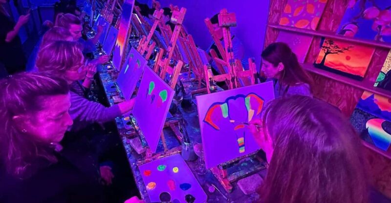 Málaga: Wine Gogh Glow Academy Paint and Sip Class - Authenticity and Authentic Experiences