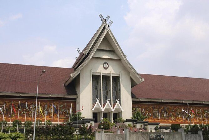Malaysia National Museum with Kuala Lumpur City Famous Landmarks - Key Points