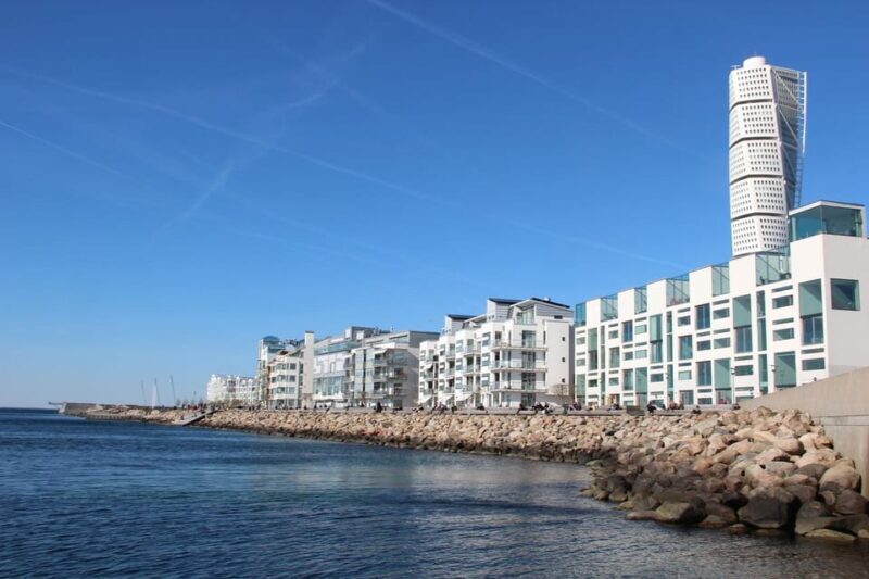 Malmö: Sightseeing and Landmarks tour by bike - Key Points