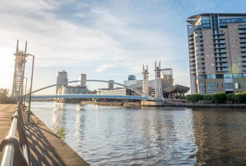Manchester: Express Walk with a Local in 60 minutes - Exploring Manchester in Just 60 Minutes: What to Expect