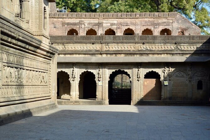 Mandu & Maheshwar Day Tour from Indore with Guide & Entrances - FAQ