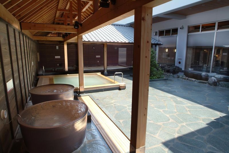 Manten no Yu Japanese Style Hot Spring Experience in Yokohama - Eighteen baths, with indoor and outdoor choices