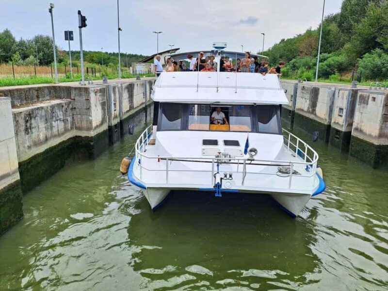 Mantua: Boat trip with a tour guide from the park to the port with the water lift - FAQs