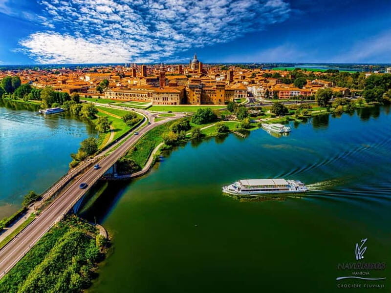Mantua: Panoramic city navigation + protected oasis + guide on board - The Sum Up