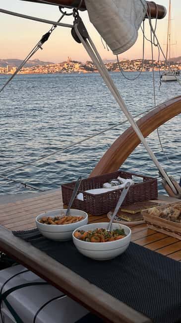 Marseille: Evening sailboat trip to the Calanques du Frioul with buffet and organic wine - Marseille: Evening sailboat trip to the Calanques du Frioul with buffet and organic wine
