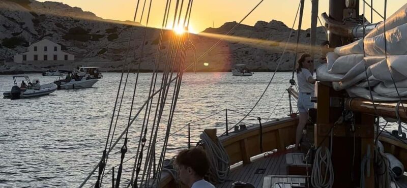 Marseille: Evening sailboat trip to the Calanques du Frioul with buffet and organic wine - Who will enjoy this tour?