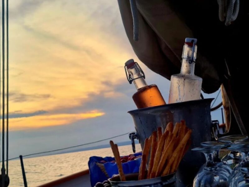 Marseille: Sunset Cruise Cocktail-Dinner in Frioul Islands - Who Should Consider This Tour?