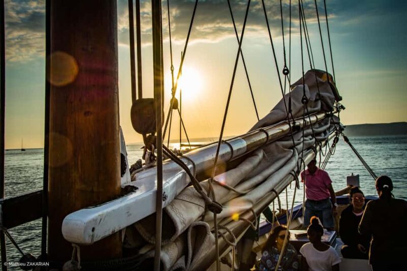 Marseille: sunset on a sailboat, buffet, and Provence wine - Key Points