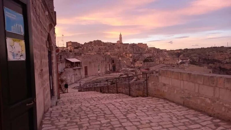 Matera by Night lingua italiana.Casa Grotta e Chiesa incluse - FAQs