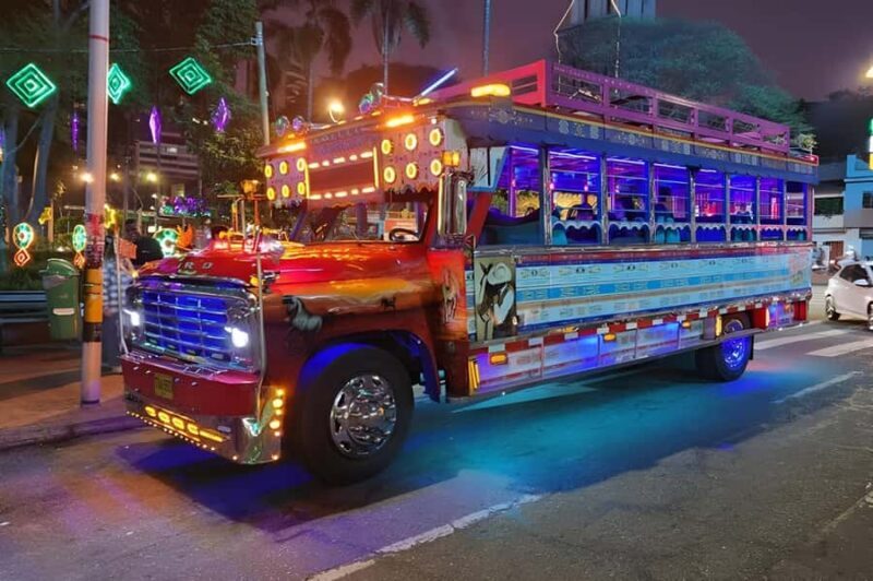 MEDELLIN: CITY TOUR CITY NIGHT TOUR + OPEN BAR - Discover Medellín by Night with the City Tour Rumbero
