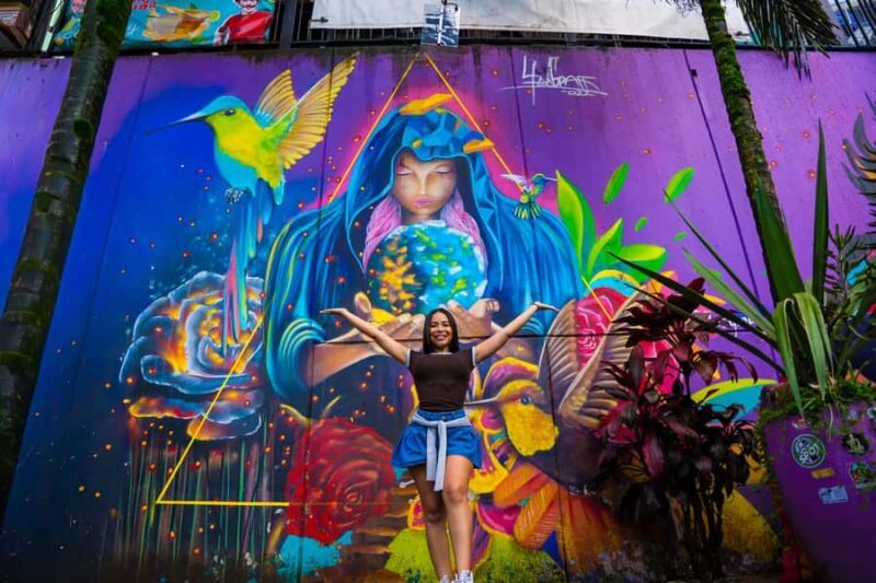 Medellín: Comuna 13 and Graffiti Walking Tour with Snacks - Key Points