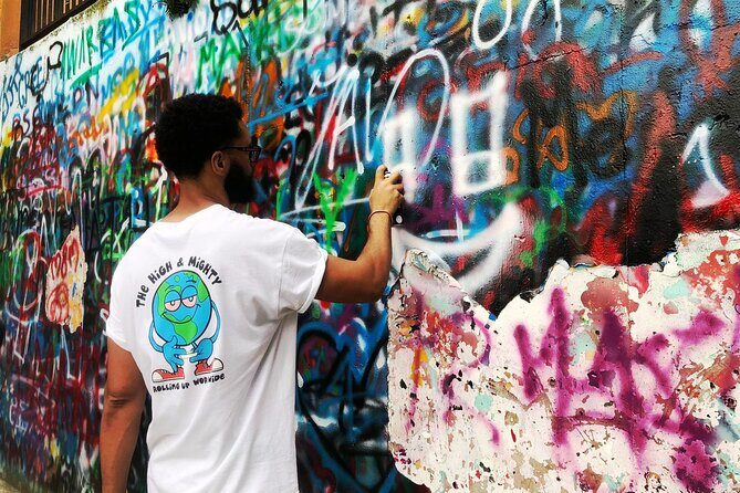 Medellín: Comuna 13 Tour with Spray Painting and ice cream - Key Points