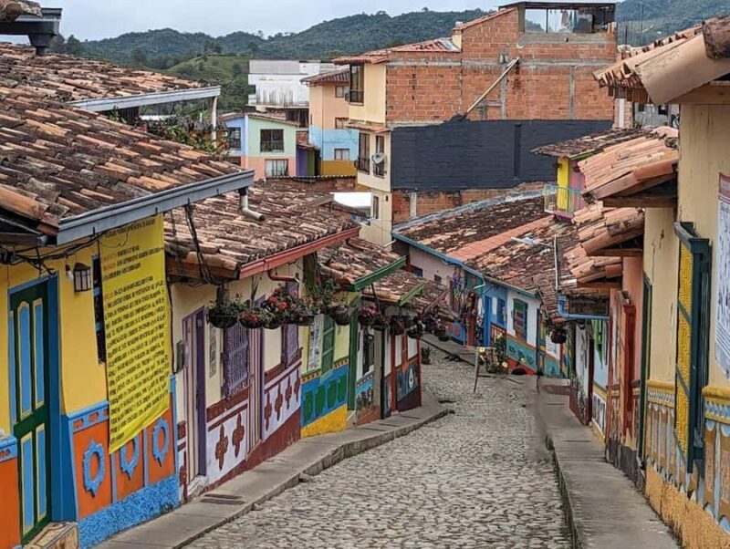 MEDELLIN: ENGLISH TOUR GUATAPE + OLD PEÑOL + MALECON + BOAT RUMBERO - Key Points