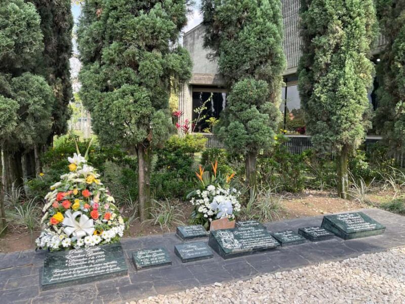 Medellin: Escobar Tour + Comuna 13, Group Tour in Spanish - What You’ll Love About This Tour