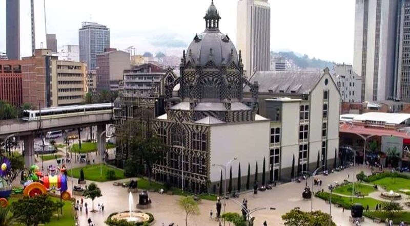 Medellin : Must-See Sites Walking Tour With A Guide - Key Points