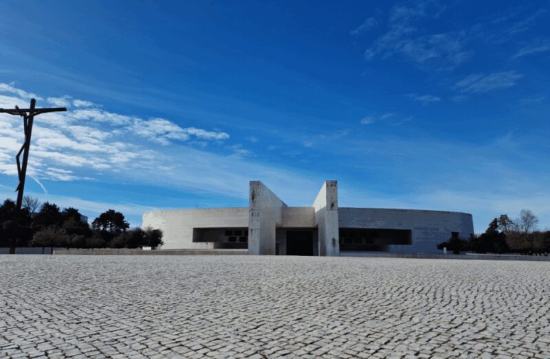 Memorable Private Full Day Tour in Fátima, Nazaré, Óbidos - FAQ