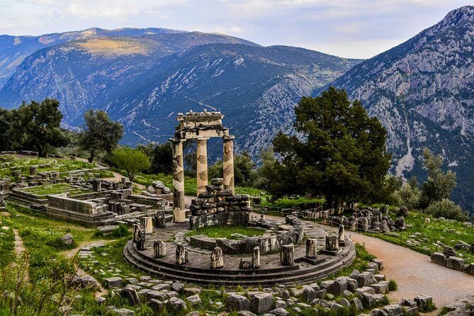 Mercedes Private Full Day Tour to Meteora-Thermopylae- Delphi - Who Should Consider This Tour?
