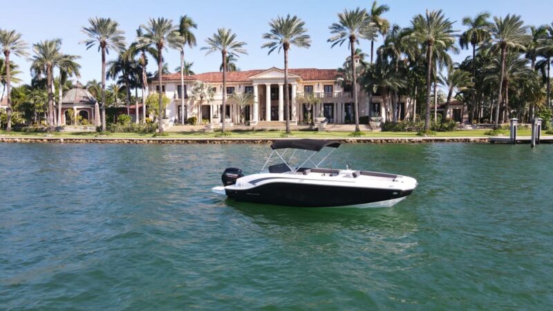 Miami Beach: Private Boat Tour with Captain and Champagne - Miami Beach: Private Boat Tour with Captain and Champagne