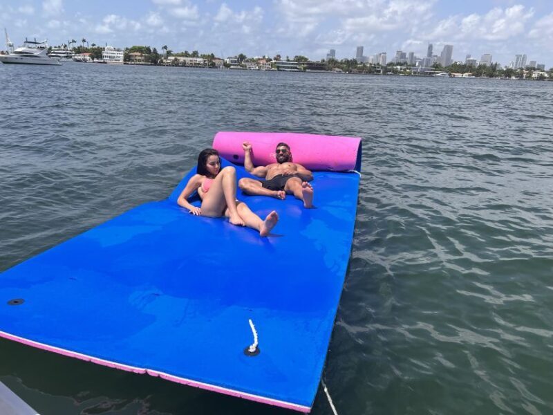 Miami: Private 52ft Luxury Yacht Rental with Captain - Miami: Private 52-ft Luxury Yacht Rental with Captain