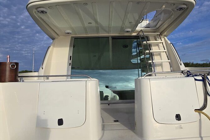 Miami Private Yacht cruise, enjoy the Biscayne bay luxury tours - An In-Depth Look at the Miami Private Yacht Experience