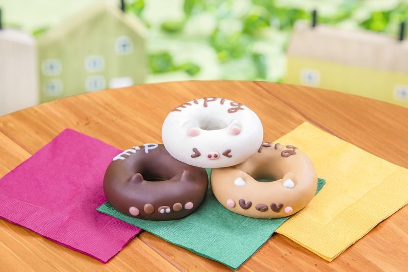 Micro Pig Cafe Experience in Ikebukuro Tokyo - An hour with pigs that choose their own pace