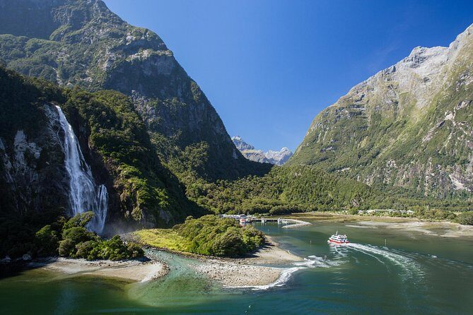 Milford Sound Nature Cruise with Southern Discoveries - A Deep Dive into Milford Sound with Southern Discoveries