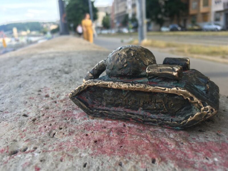 Mini Statue Hunt in Budapest Private Walking Tour - Key Points