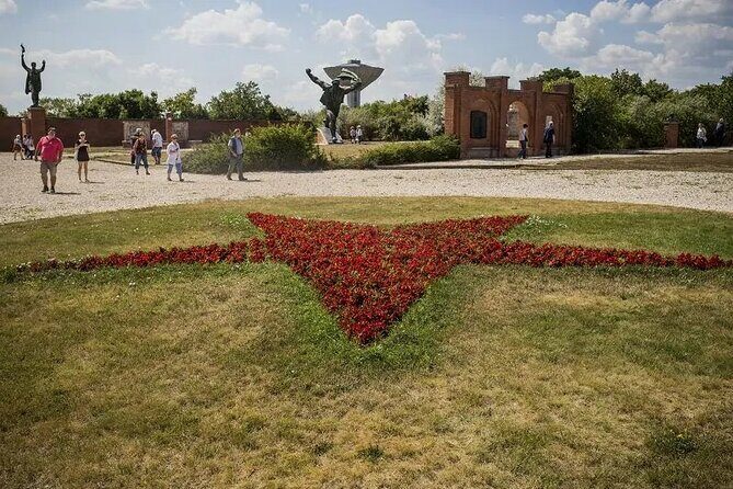 Minivan to Communist Statues and Memento Park with Live Guide - Who Will Enjoy This Tour?