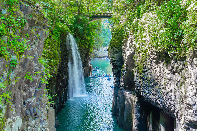 Miyazaki Kumamoto Exploration Tour | Kamishikimi Kumanoza Shrine, Amanoiwato, Takachiho Gorge, Mount Aso, Kurokawa Onsen Day Trip | Departing from Fukuoka - Guides, group travel and practical trade-offs