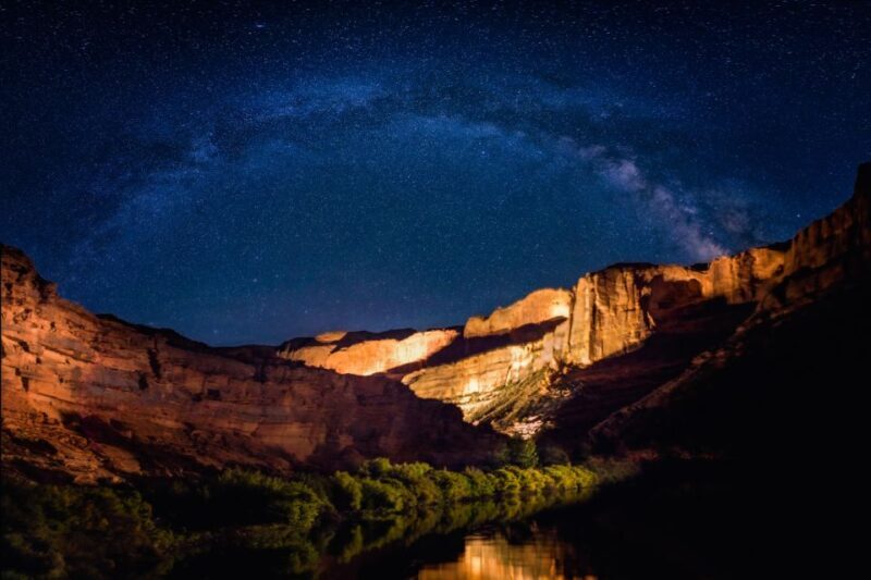 Moab: Colorado River Dinner Cruise with Music and Light Show - The Light and Sound Show: A Nighttime Highlight