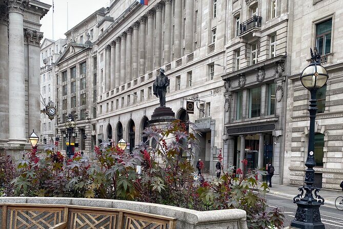 Money and Power in the City Sightseeing Tour - A Detailed Look at the Tour Experience