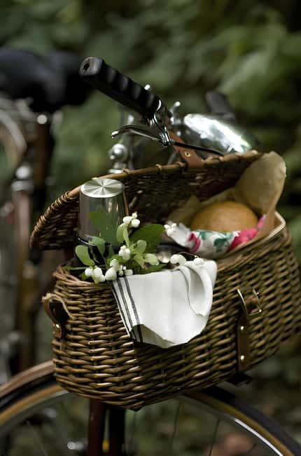 Monforte d'Alba: Picnic & Big Benches - Starting Point: Tenuta Bussia - Wine Relais & Spa